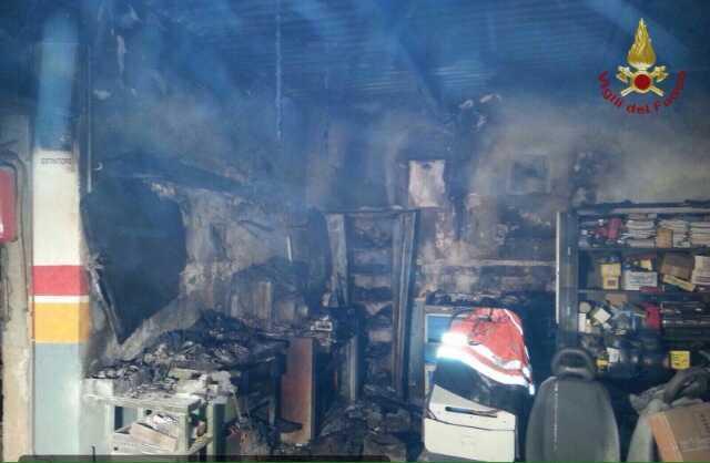 Tirrenia, incendio in un'officina a un passo dai locali del litorale