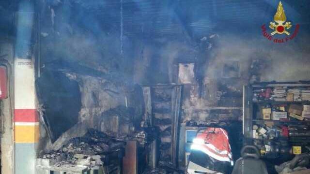 Tirrenia, incendio in un'officina a un passo dai locali del litorale