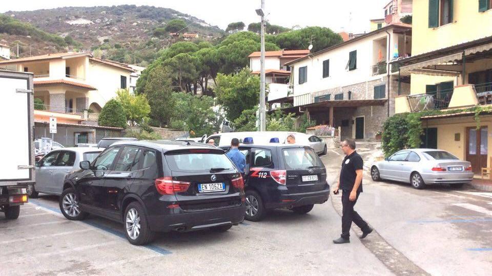 I carabinieri davanti all'abitazione di Seccheto