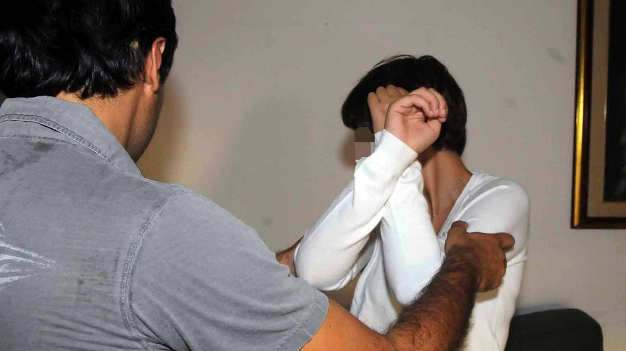 Modena, picchia la moglie e la minaccia di morte: arrestato