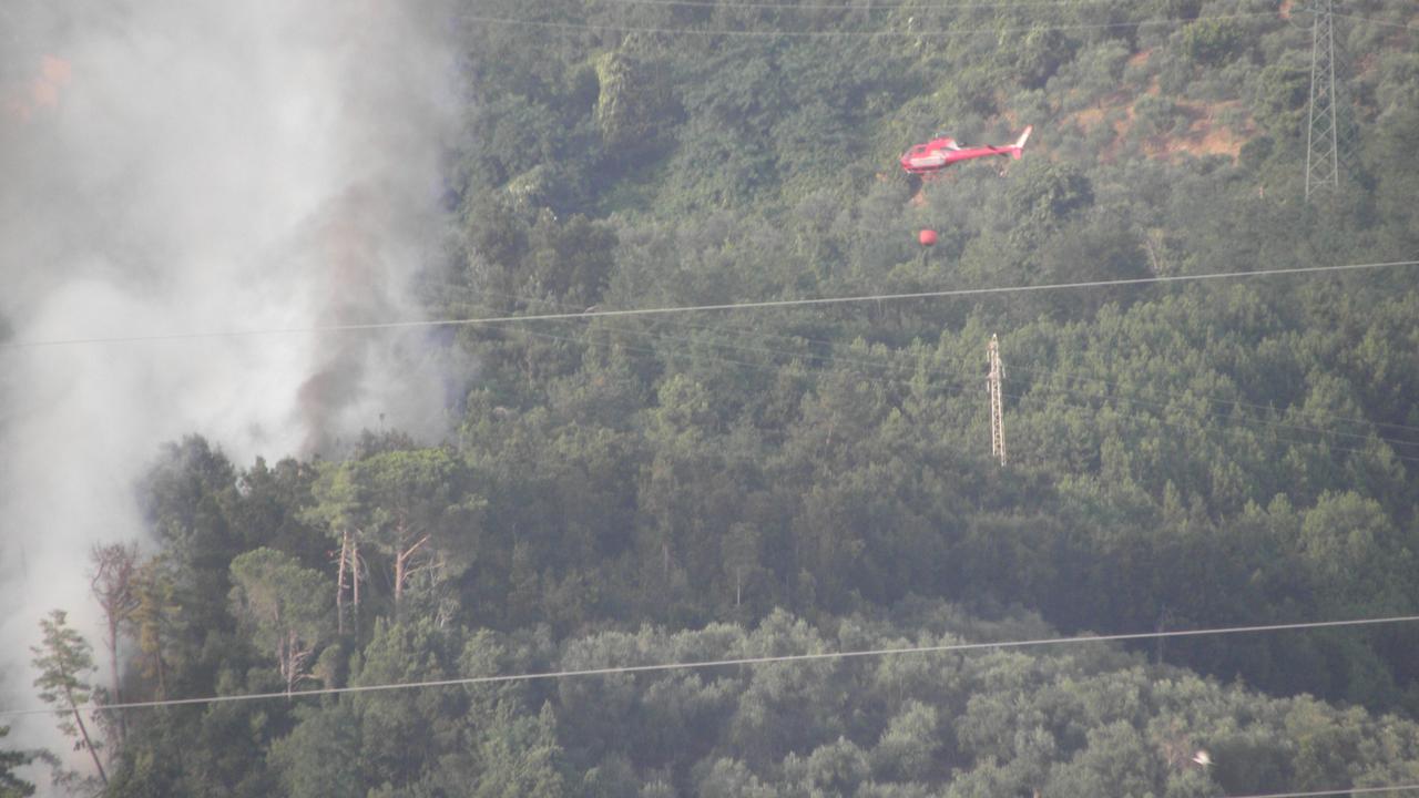 L'incendio sulle colline di Capezzano Pianore