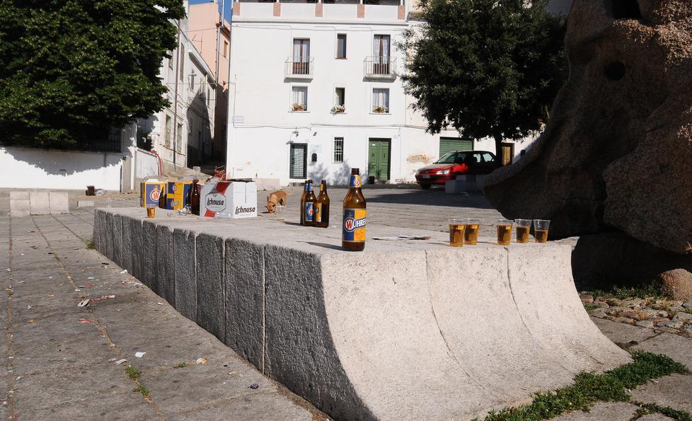 Nuoro, scatta il divieto di bere bevande in vetro all’aperto 