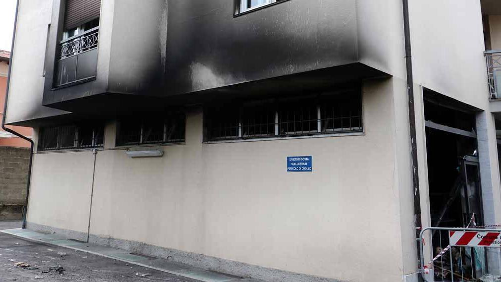 Incendio al bazar gestito da cinesi: le telecamere hanno ripreso i piromani