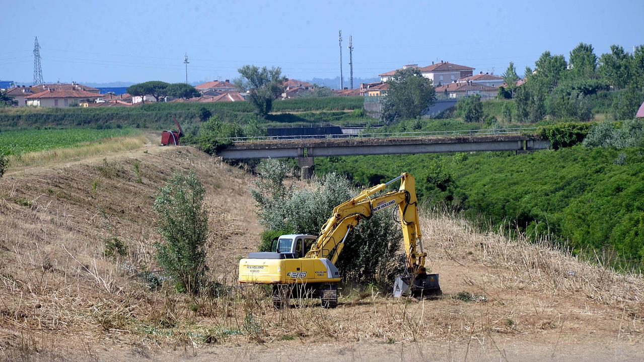 Una ruspa al lavoro per la pulizia degli argini (Foto di Franco Silvi)