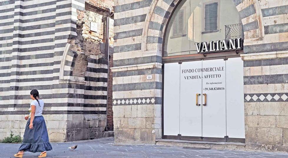 Lo storico Caffè Valiani in centro a Pistoia (Foto Gori)