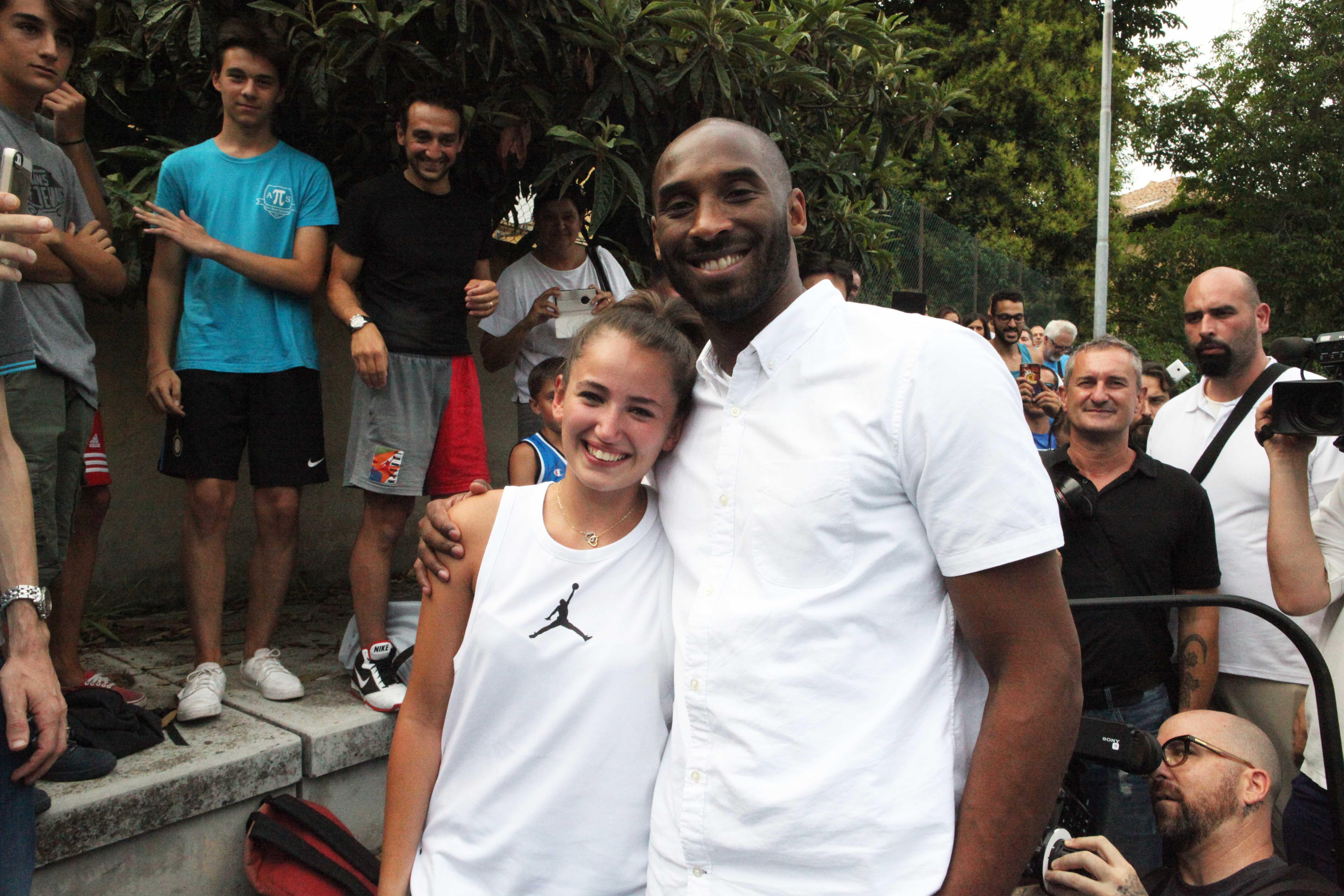 Kobe Bryant a Reggio Emilia, il regalo del Black Mamba alla fan: "Buon compleanno" 