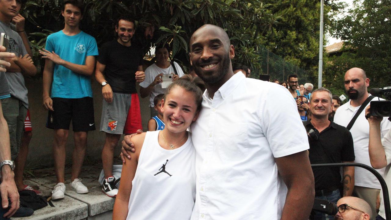 Kobe Bryant a Reggio Emilia, il regalo del Black Mamba alla fan: "Buon compleanno"