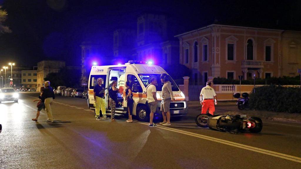 Tenta il sorpasso in scooter e cade: ragazzina in ospedale