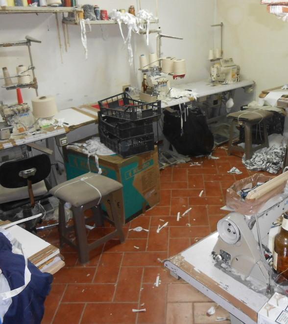 Macchine da cucire vicine ai letti degli operai