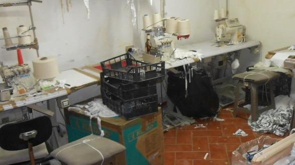 Macchine da cucire vicine ai letti degli operai