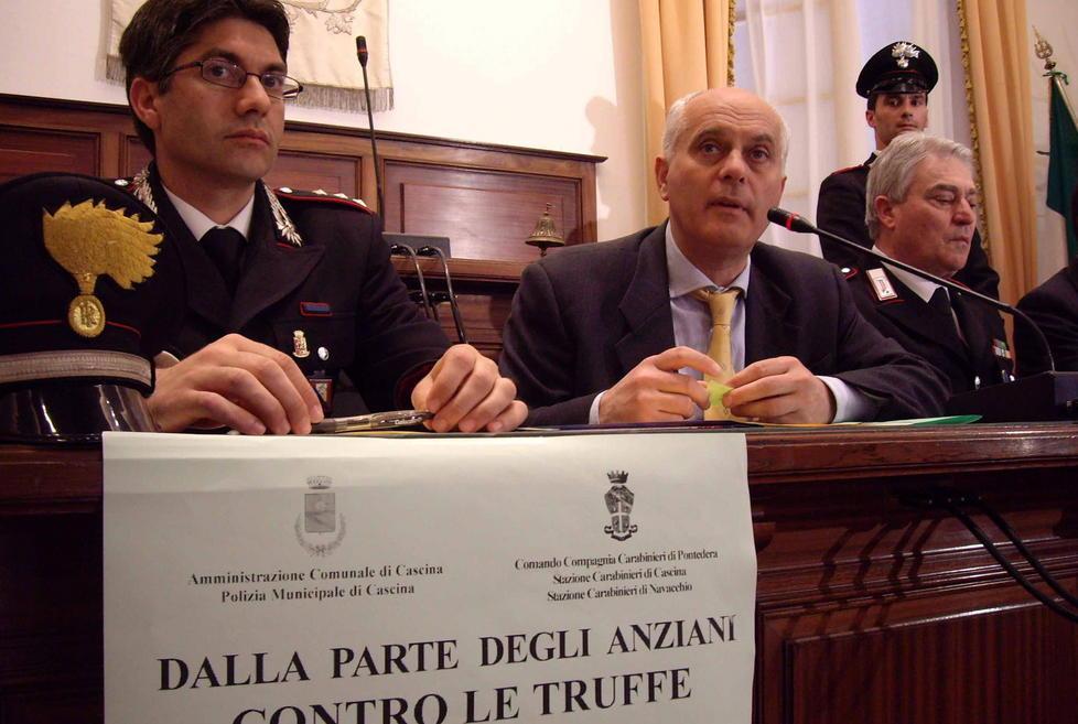 Una truffa dello specchietto da oltre mille euro e gioielli