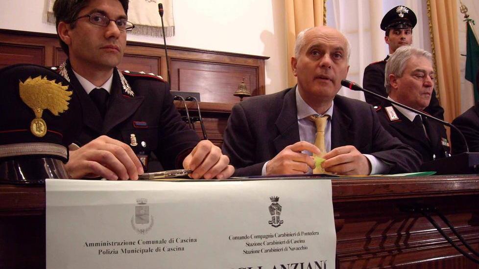 Una truffa dello specchietto da oltre mille euro e gioielli