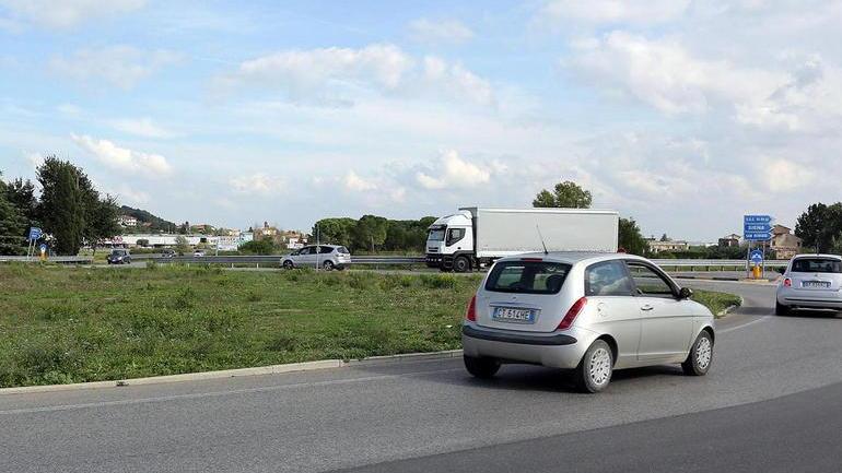 Rotonda non più al buio installati 14 punti luce