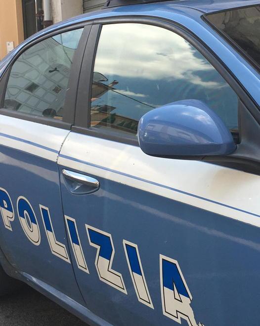 Tenta il suicidio salvata dalla polizia