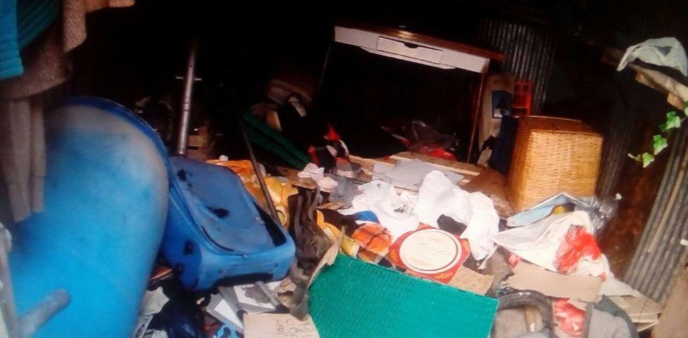 Sulle tracce dei cagnolini spunta bivacco in stazione
