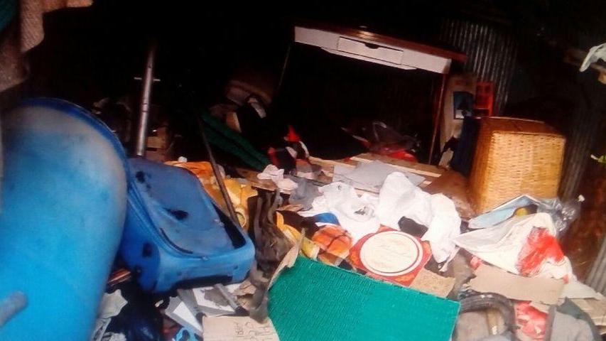Sulle tracce dei cagnolini spunta bivacco in stazione