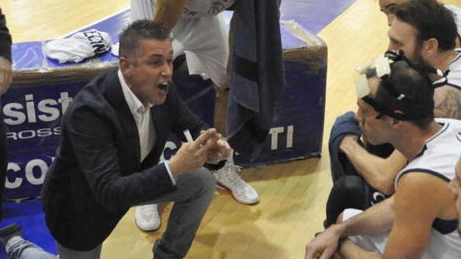 Basket, Campanella suona a Montecatini, Forti firma a Forlì