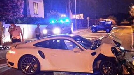Si schianta con la Porsche rubata insieme ai gioielli