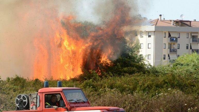 Sant’Orsola nord, l’incendio spento definitivamente ieri