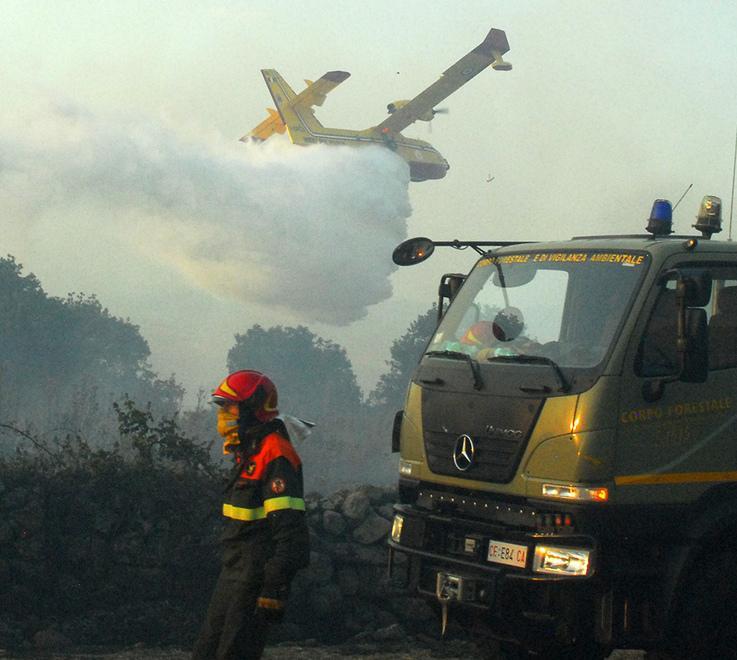 Fiamme vicino all’abitato, minacciato Sorradile 