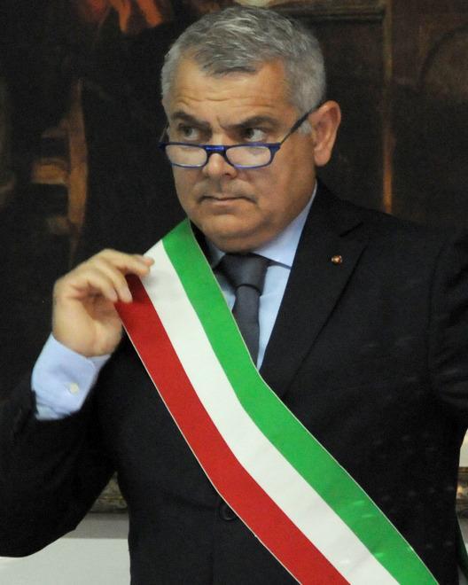 Strada chiusa, protesta anche il sindaco