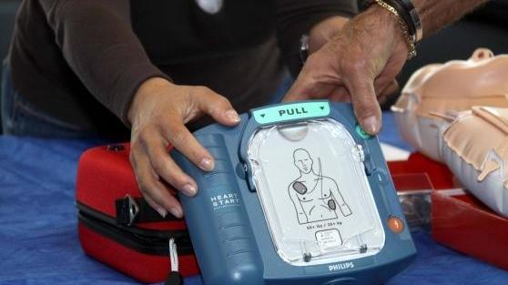 Si sente male alla sagra: salvato dal defibrillatore
