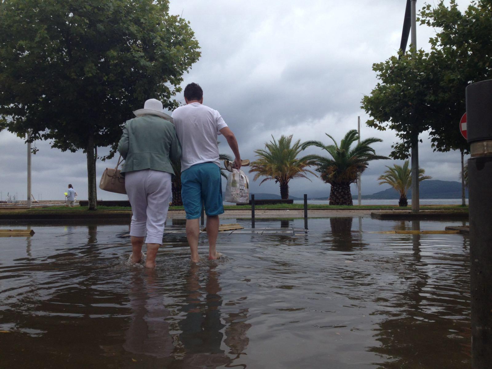 Il temporale che si è abbattuto su Alghero ha allagato la città (foto Roberto Gabrielli)