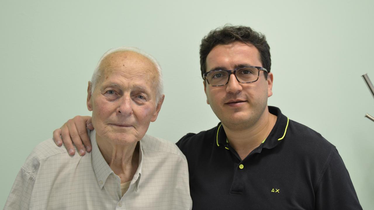 Giuseppe Bassi (a sinistra) con il suo "salvatore", il dottor Andrea Mignarri