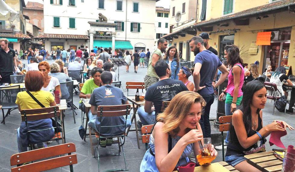 I locali di piazza della Sala saranno chiusi domenica prossima all’ora di pranzo