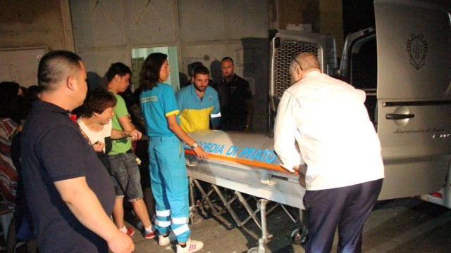 La rimozione della salma dell'elettricista morto in via Tofani (foto Batavia)