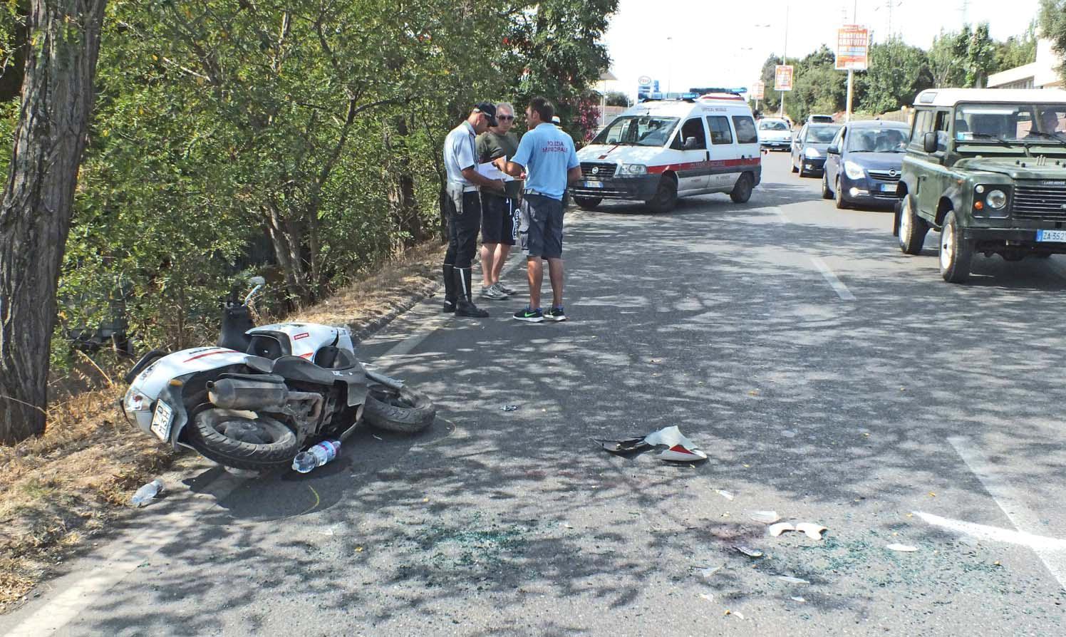 I vigili accanto allo scooter dopo l’incidente sul viale Unità d’Italia (PaBar)