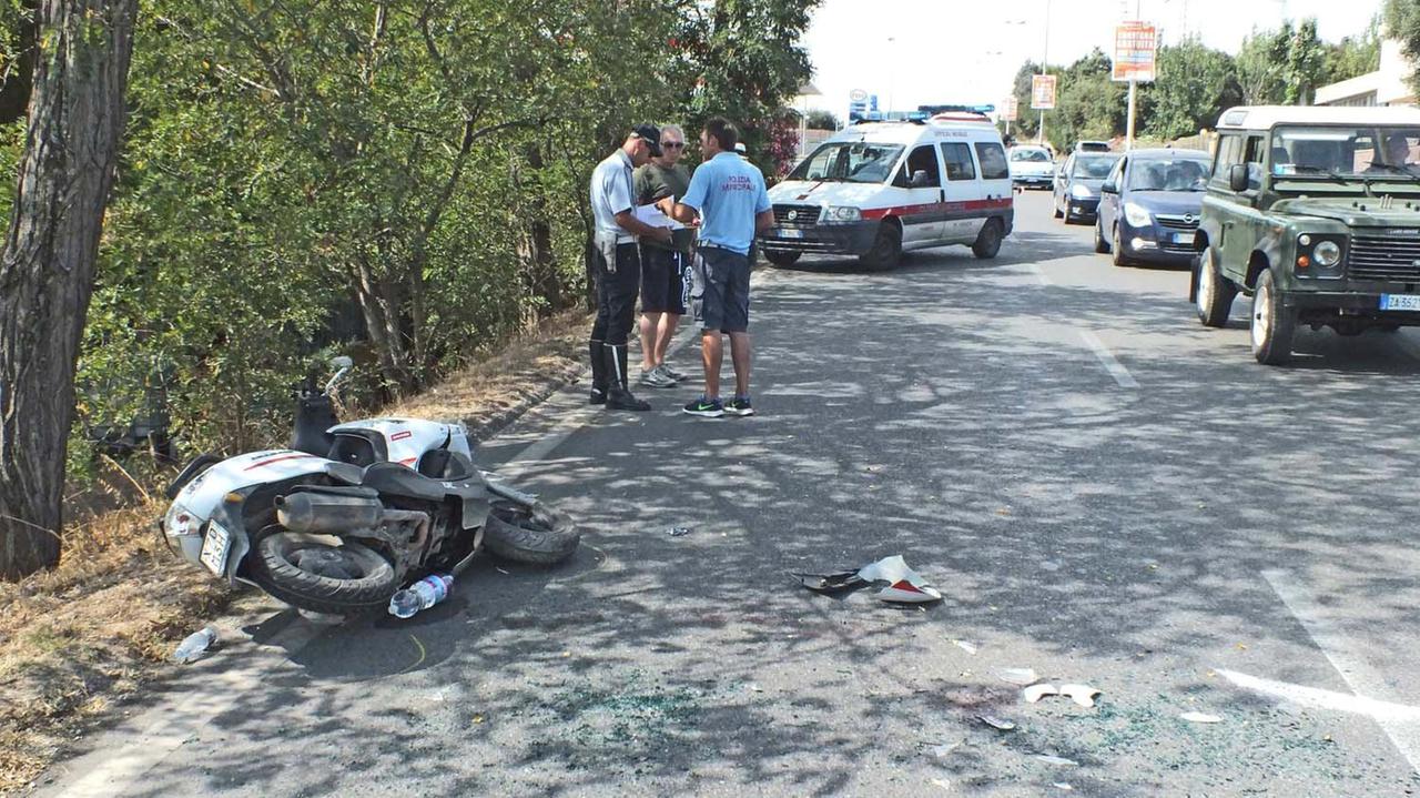 I vigili accanto allo scooter dopo l’incidente sul viale Unità d’Italia (PaBar)