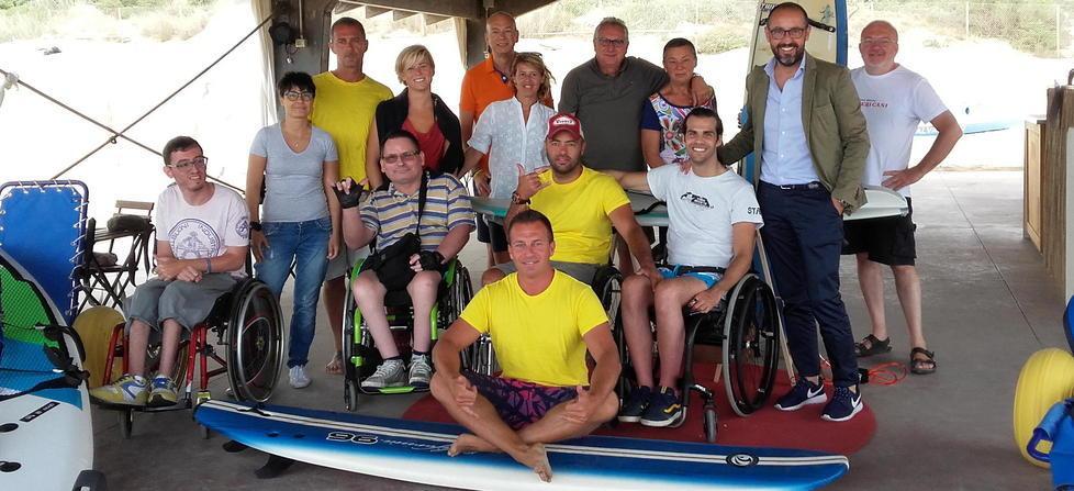 A Tirrenia la prima scuola toscana di surf per disabili 