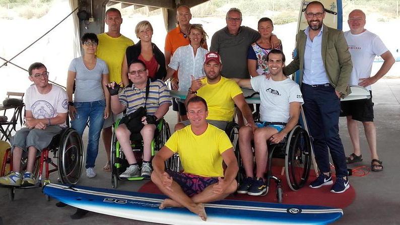 A Tirrenia la prima scuola toscana di surf per disabili