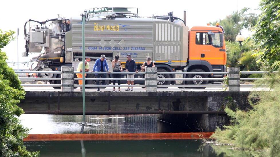 Idrocarburi nel Fiumetto Il sindaco: il mare è salvo
