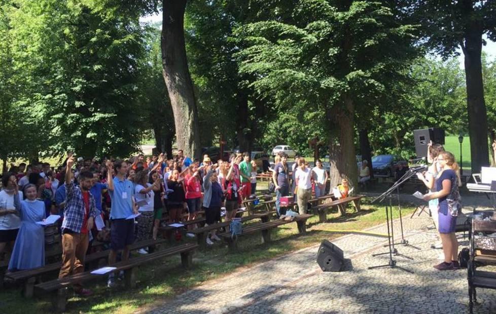 Accoglienza a Pietrowice con banchetti per le strade