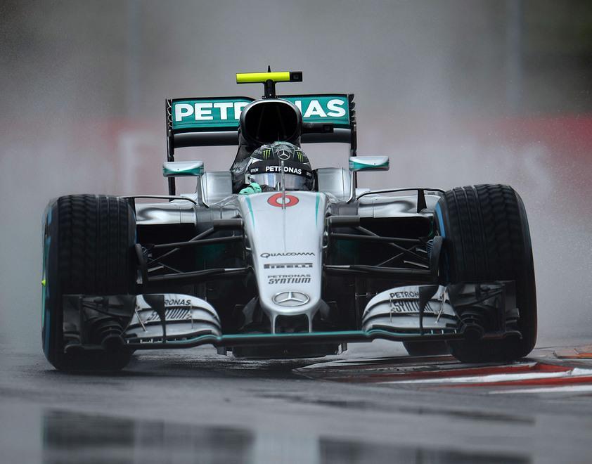 Rosberg, pole con “giallo” Vettel è solo al quinto posto