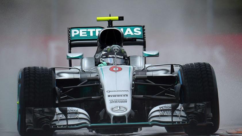 Rosberg, pole con “giallo” Vettel è solo al quinto posto