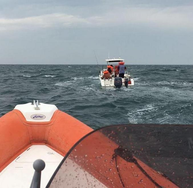 Barca col motore in avaria Soccorse quattro persone 