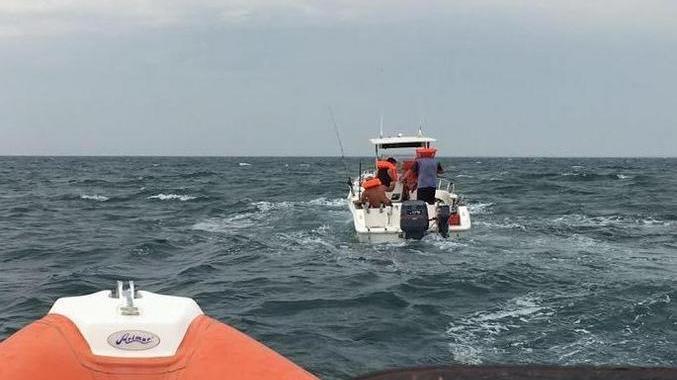 Barca col motore in avaria Soccorse quattro persone