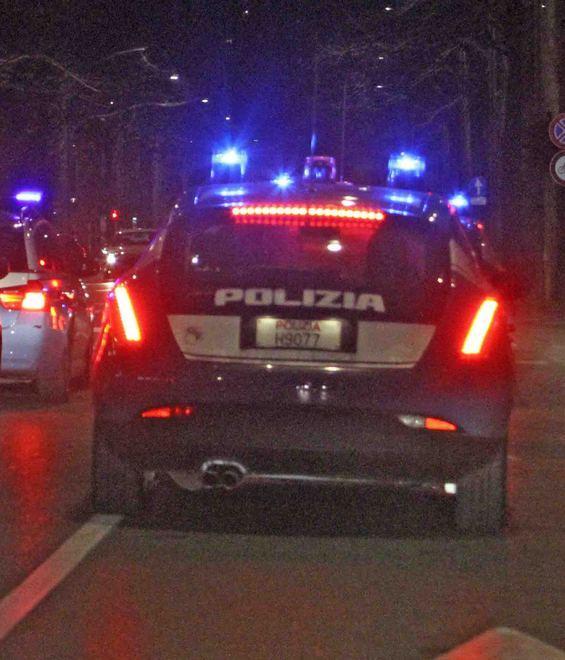 Era senza patente Tenta fuga con l’auto