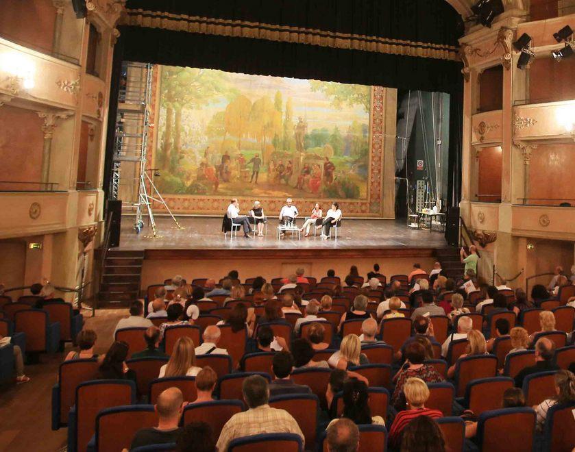 Teatro Ariosto, il sipario si fa attendere 