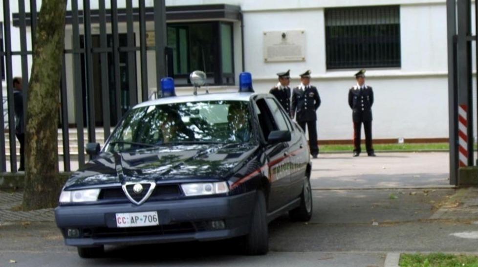 Va alla festa della birra, i ladri gli rubano oro, soldi e un’auto