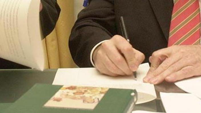 Finte vendite di immobili, «processo per quattro»: tra gli indagati il notaio Mario Miccoli