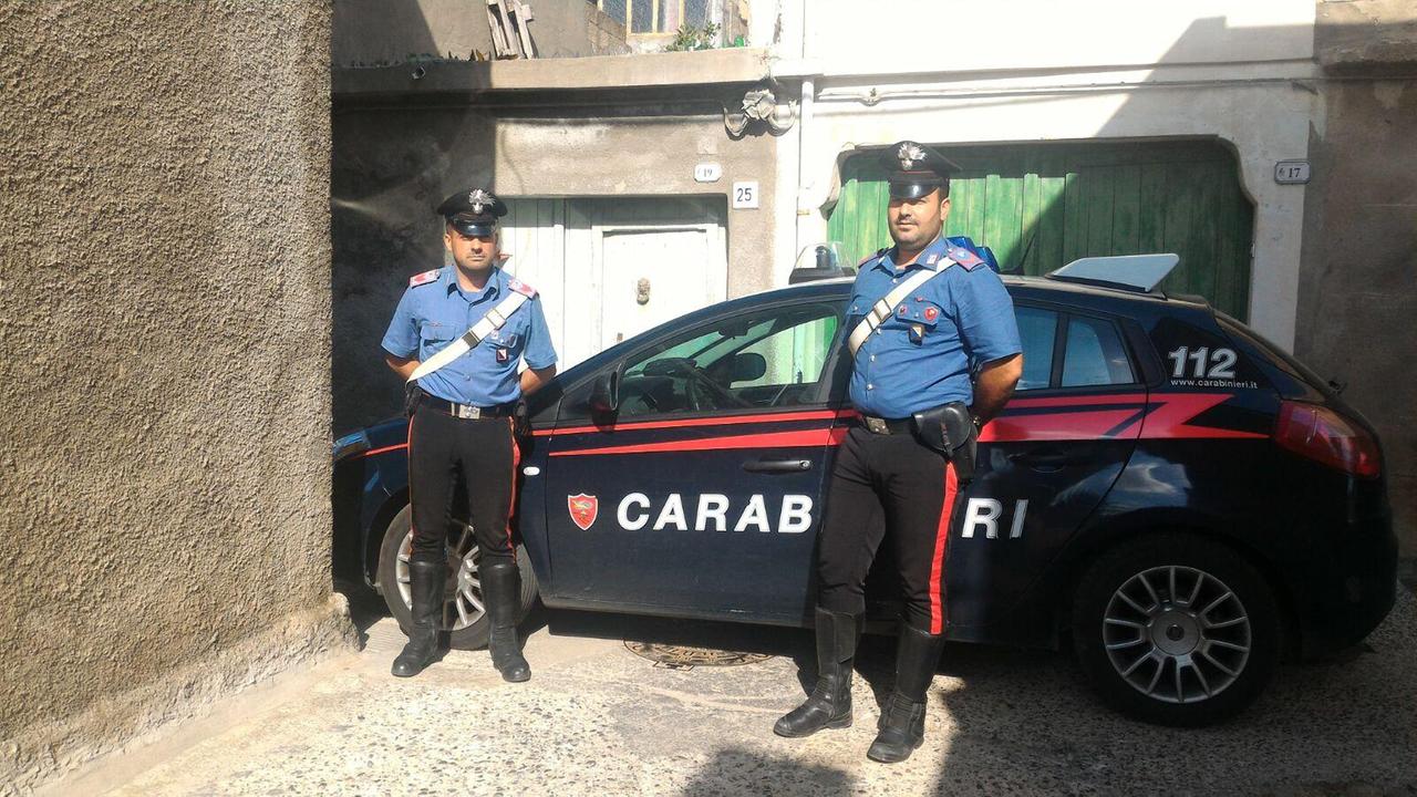I carabinieri davanti alla casa presa di mira dalle due donne