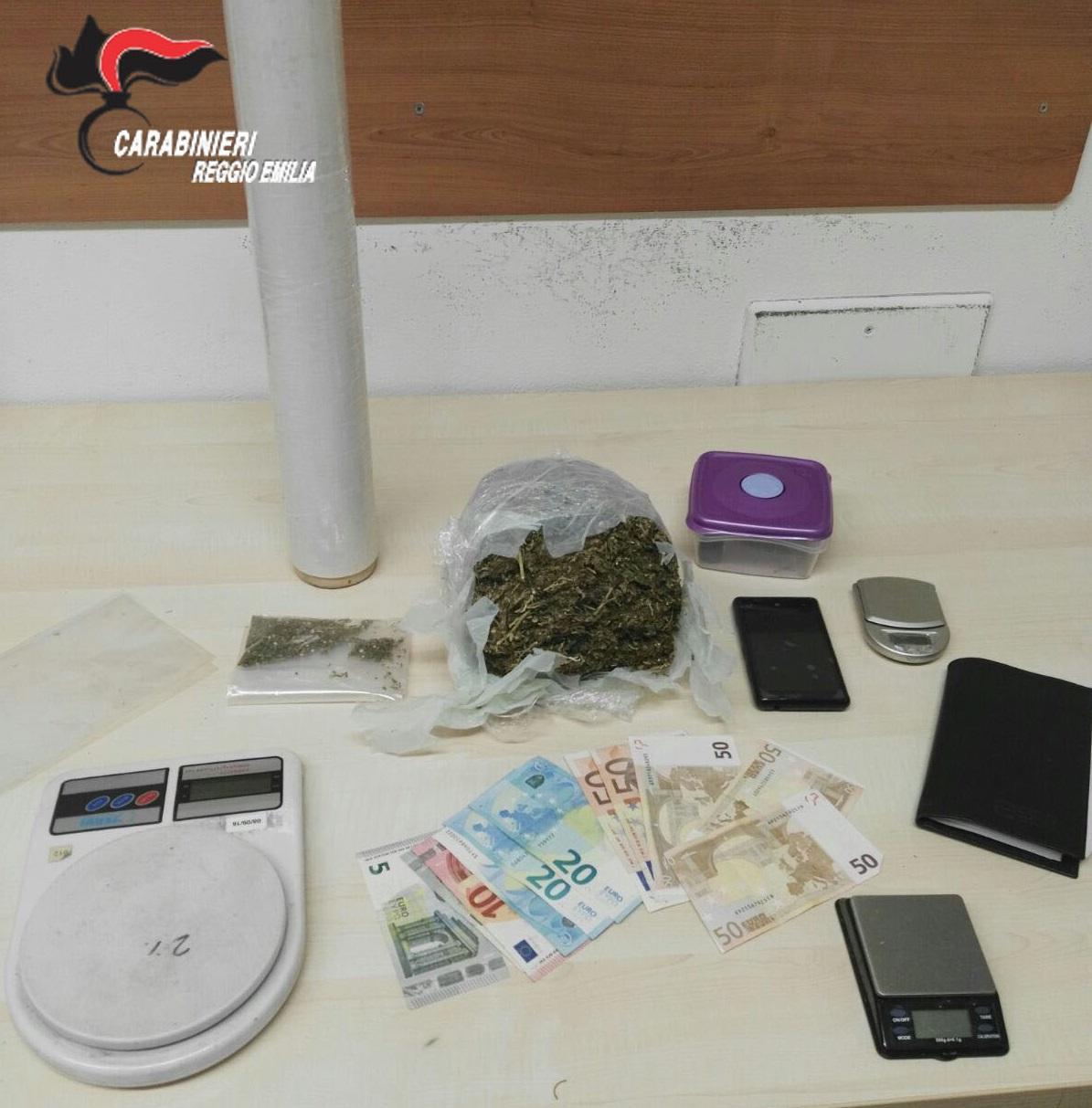Casina, arrestati due spacciatori: in casa avevano quasi un chilo di droga