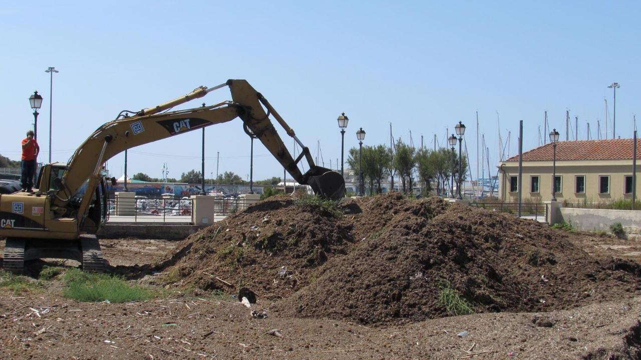 Ruspa e camion al lavoro in spiaggia, temporanea chiusura del tratto stradale tra lo Scoglio della Regina e la rotatoria di largo Bellavista
