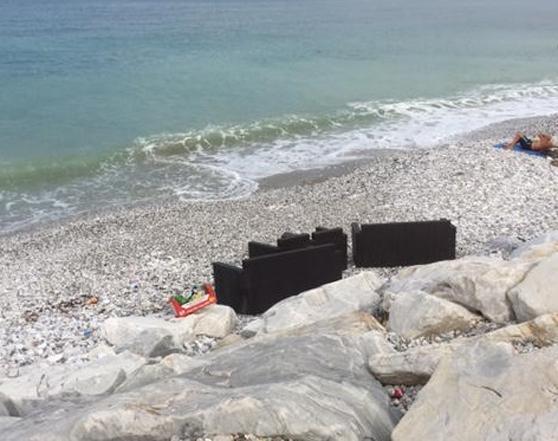 Sfondano la porta del ristorante e fanno bisboccia in spiaggia