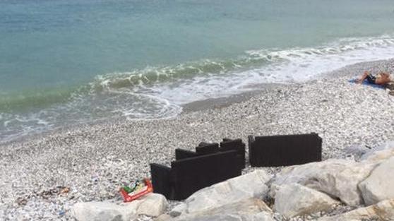 Sfondano la porta del ristorante e fanno bisboccia in spiaggia
