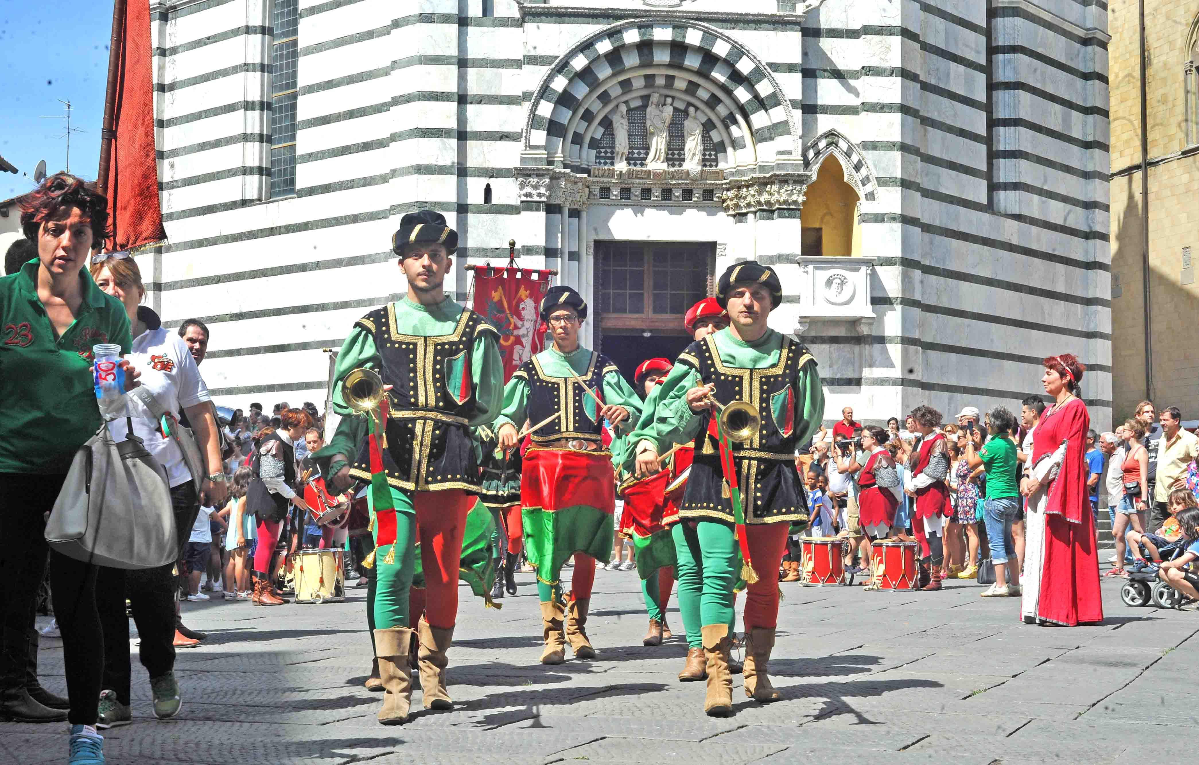 Un momento del corteggio storico in piazza Duomo (Foto Gori)